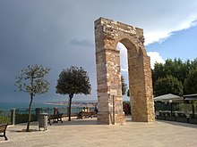 I resti dell'arco della torre romana.