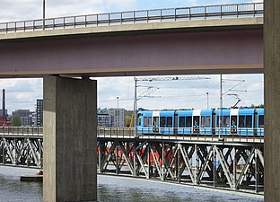 Nya Lidingöbron i förgrunden och Gamla bron med Lidingöbanan, 2021.