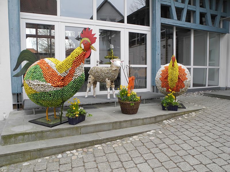 File:Oberstadion - Osterausstellung 2013, Hühner aus Eiern.JPG