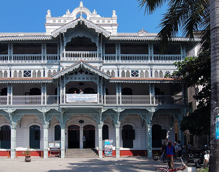 File:Old dispensary front, Stone Town.jpg