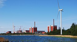 Olkiluoto Nükleer Enerji Santrali ve rüzgar türbini
