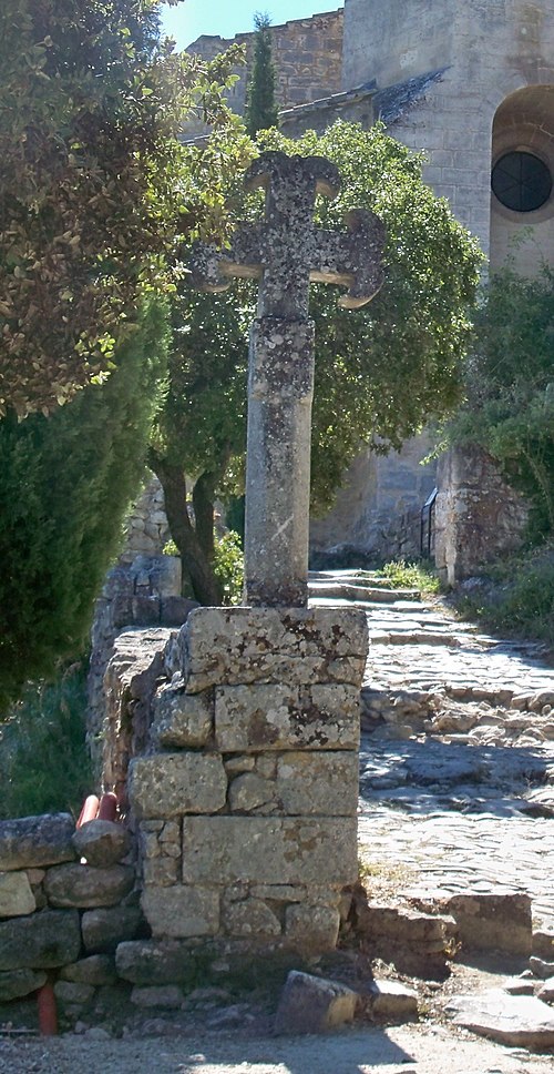 Photo - Croix romane située devant l'église