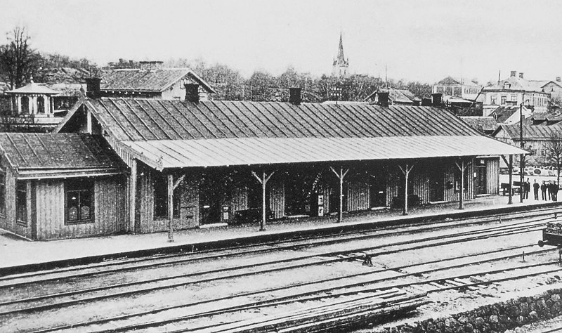 File:Oskarshamns stationshus (historisk bild 2).jpg