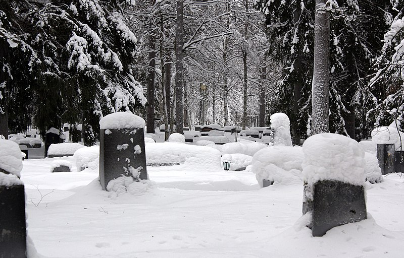 File:Oulujoki Cemetery 20110227.JPG