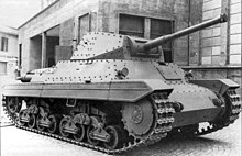perçinlenmiş gövdesi ve tareti olan bir tank