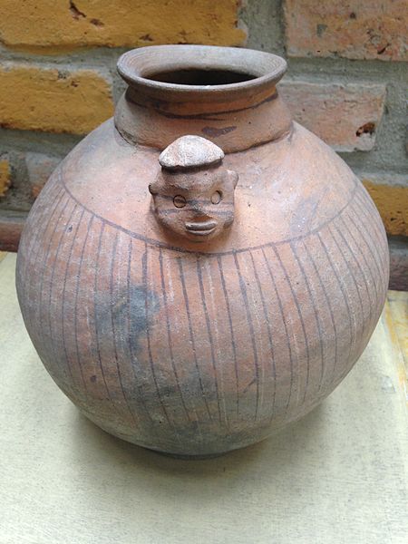 File:Panzaleo pot with the head of a coloured Indio.jpg