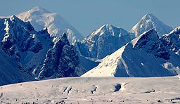 Delar av bergskedjan med bland annat Mount Hunter, Mount Dickey och Mount Huntington.