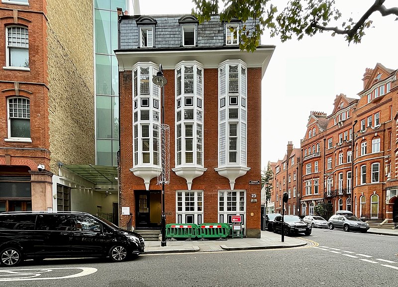 File:Peter Jones Store That Part Previously Known As Number 25 (On Corner Of Cadogan Gardens And Simon Street).jpg