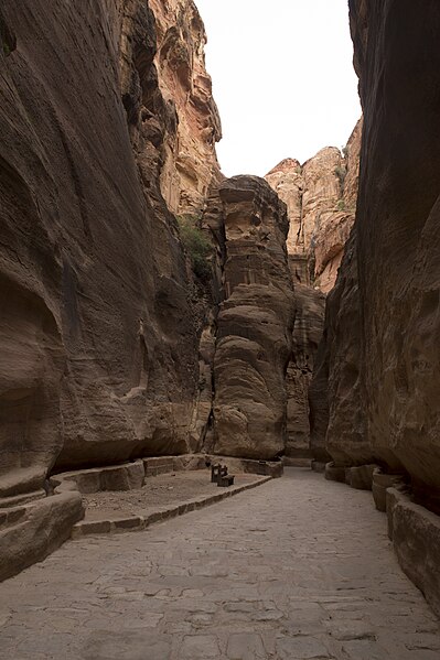 File:Petra al-Siq 1771.jpg