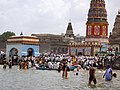 பண்டரிபுரம் பீமா ஆற்றில் குளிக்கும் யாத்திரை முடித்த பக்தர்கள்