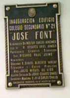 Placa en la escuela secundaria José Font.