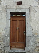 À Valaury, autre porte au linteau daté de 1832.
