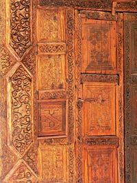 Photographie d'une partie de la porte de l'antichambre de la maqsura, datant du deuxième quart du onzième siècle.