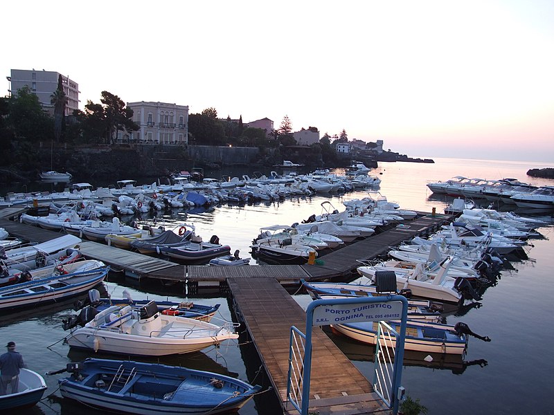 File:Porto turistico di Ognina Catania - Gommoni e Barche - Creative Commons by gnuckx - panoramio (61).jpg