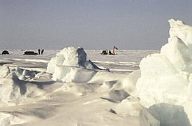 Kutub Utara: Titik utara di mana sumbu rotasi bumi memotong permukaannya