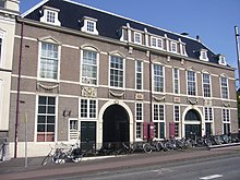 The Boterwaag on the Prinsegracht in Den Haag. The leftmost side was the original building from 1650 with the swan above the door. The painters moved in when the butter weighing moved to the larger right side extension. Prinsegracht Den Haag 024.JPG