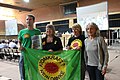 Parteimitglieder mit einer Flagge gegen Atomkraft