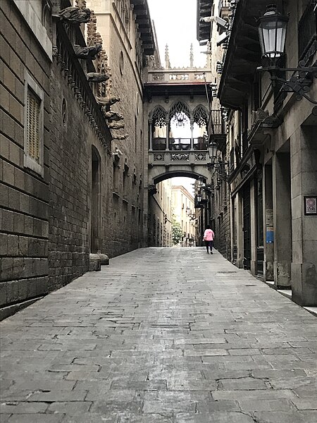 File:Puente del Carrer Bisbe, barrio gótico de Barcelona.jpg