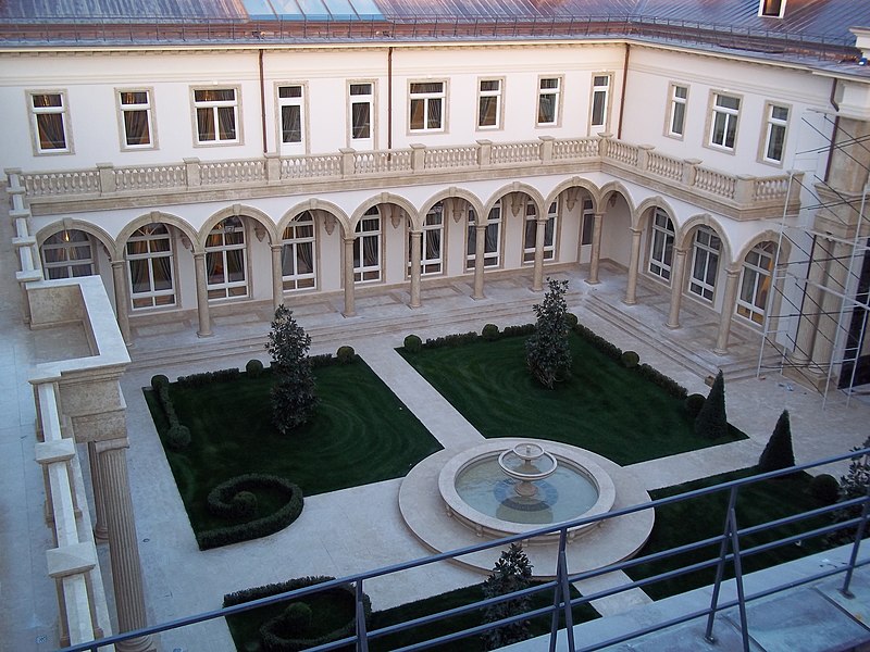File:Putin palace courtyard.jpg