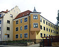 Wohnhaus in geschlossener Bebauung, rechtwinklig zur Pulsnitzer Straße gelegen
