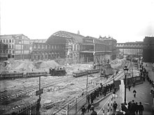 Depuis la rue d'Alsace, vue des travaux de démolition partielle, d'agrandissement et de réaménagement de la gare, dans les années 1920 ou au début des années 1930.