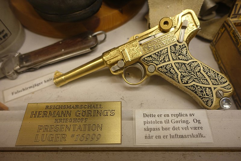 Файл:Replica of Nazi German Reichsmarschall Hermann Göring's golden "Krieghoff Presentation Luger" pistol. Lofoten Krigsminnemuseum, Norway (WW2 Memorial Museum) 2019-05-08 DSC09844.jpg