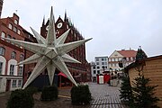 Riesenweihnachtsstern auf dem Alten Markt vor dem Rathaus Stralsund