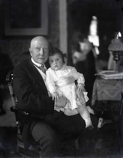 File:Rockefeller, J.D. Grandchild 1904c - DPLA - 97f6791f06603591c1813d32ca378b7b.jpg