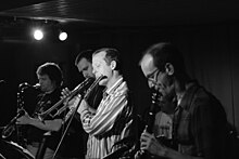 Skerik'in Eşzamanlı Taint Septet, Portland, Oregon, 25 Haziran 2005. Soldan sağa bakış: Skerik, Dave Carter, Hans Teuber, Craig Flory