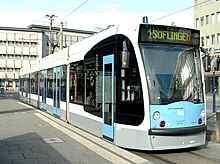 Straßenbahn des Typs Combino auf dem Bahnhofsvorplatz