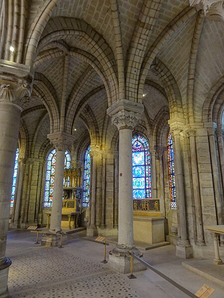 File:Saint-Denis (93), basilique Saint-Denis, déambulatoire 1.jpg