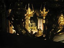 Looking down into the confessio near the tomb of Apostle Peter, St. Peter's Basilica, Rome SaintPeterRelic.jpg