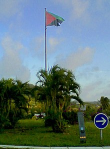Martinique : Emmanuel Macron veut faire disparaître le drapeau aux  serpents