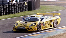 Description de l'image Saleen S7-R - Franz Konrad, Walter Brun & Toni Seiler approaches Dunlop Bridge at the 2003 Le Mans (28298659358).jpg.