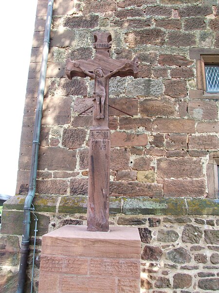 File:Sandsteinkreuz an der Pfarrkirche St. Nikolaus, Neuleiningen 03.JPG