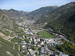 Santa Coloma d'Andorra och floden Gran Valira (till höger) sett från ett närliggande berg