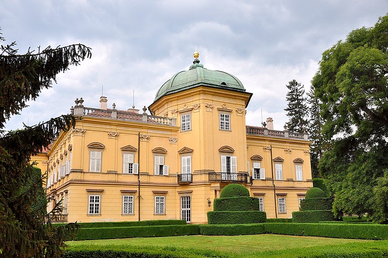 File:Schloss Buchlovice (24760149498).jpg