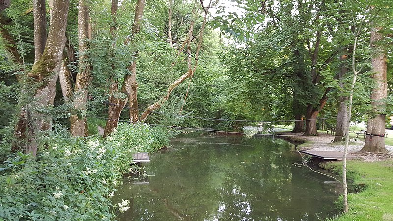 File:Schloss Maxhofen Wasserspielplatz.jpg