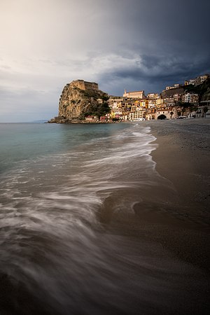 Scilla in mare, di Teodcorbo. Motivazione della giuria: Vista emozionante che fonde il moto del mare con il paesaggio urbano. I chiari e gli scuri si alternano dall'alto, restituendo l'idea di movimento.