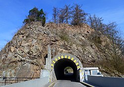 Trasa 4314 přicházející tunelem pod hradem Vildštejn na hráz nádrže Seč
