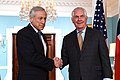 Госсекретарь Тиллерсон пожимает руку министру иностранных дел Чили Муньосу перед встречей в Вашингтоне (34084251720) .jpg