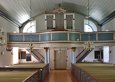 Kyrkorummet mot väster med orgelläktaren.