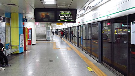 Seoul metro 229 Bongcheon station platform 20181121 123340