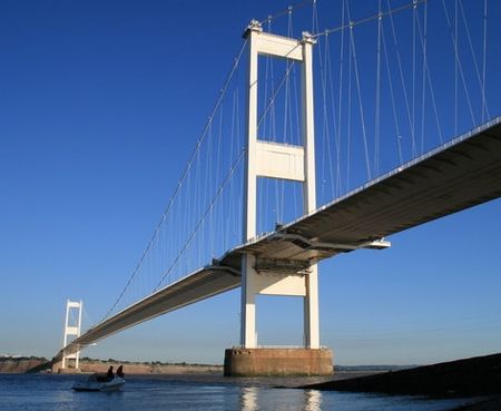 ไฟล์:Severn_Bridge_near_to_Beachley-cropped.jpg