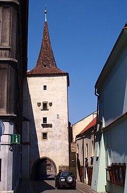 Pohled na Velvarskou bránu z náměstí