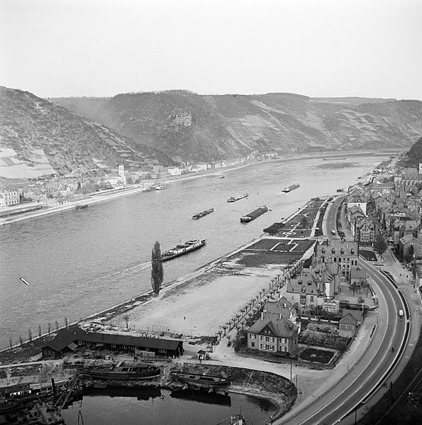 File:Sleepboot Prinses Beatrix bij St. Goar (rechteroever) en St. Goarshousen met Bu…, Bestanddeelnr 254-1130.jpg