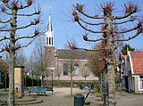 Dorpsplein met dorpspomp en Sloterkerk