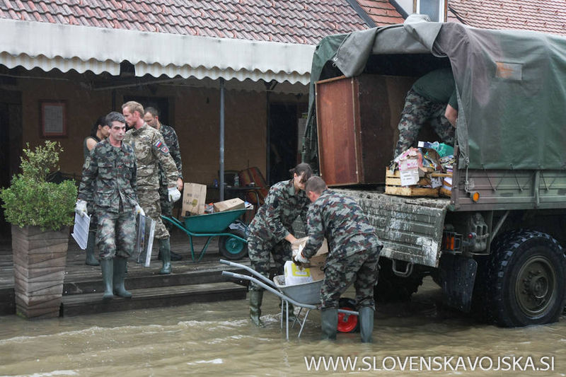 File:Slovenska vojska sodeluje pri odpravi posledic zadnjih poplav 06.jpg