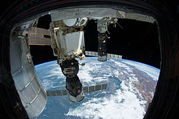 ISS.jpg'de Soyuz TMA-11M ve İlerleme M-20M