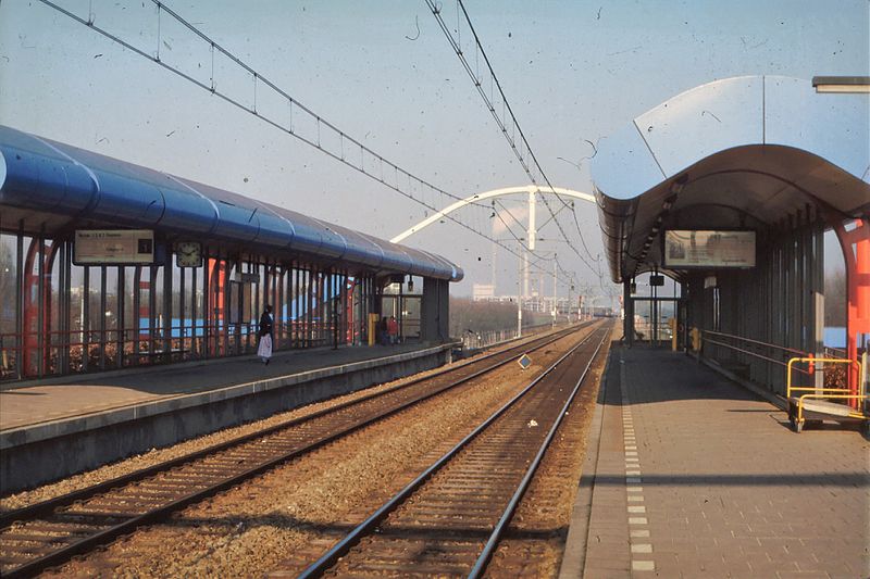 File:Station Amsterdam De Vlugtlaan perron.jpg
